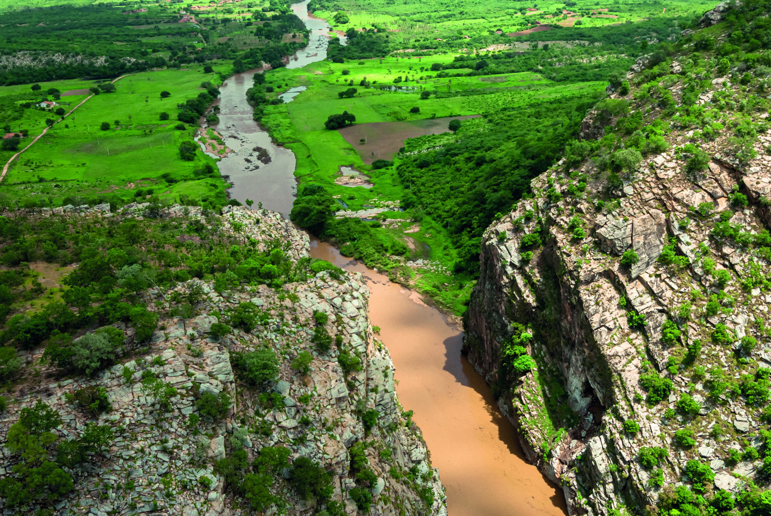 Boqueirão de Lavras da Mangabeira: Cânion Espetacular do Sertão